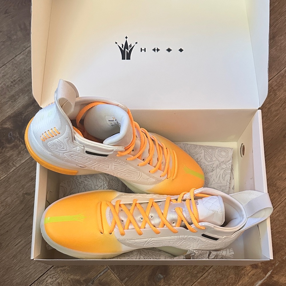 361° Joker 1 basketball shoes in a white and yellow/orange colorway